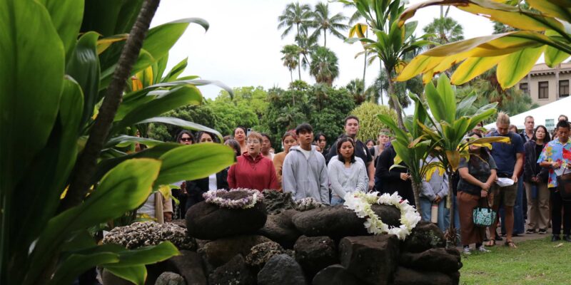 Offering lei at the Queen LiliΓÇÿuokalani space during the Hawai‘i Ku‘u Home Aloha Summit.