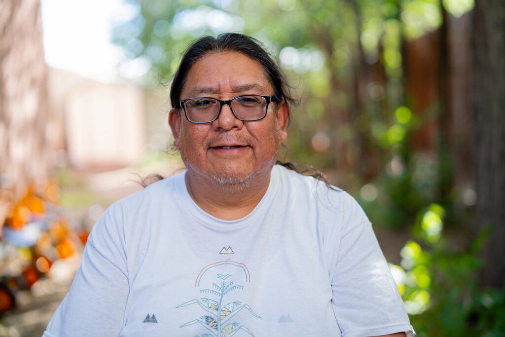 Frustrated by other teaching models that failed to produce proficient speakers, Chee and several collaborators founded Saad K'idilyé in 2019.